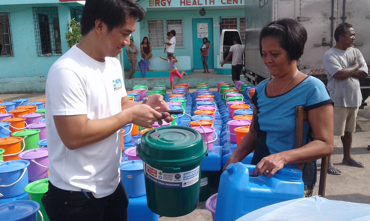 Distribution d'eau potable par Handicap International et ses partenaires aux victimes du typhon Nock-Ten aux Philippines © Handicap International