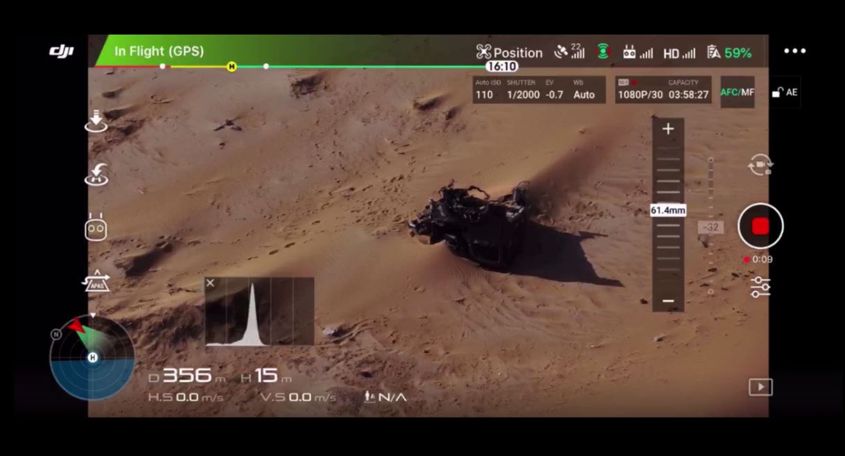 Image aérienne du drone affichée sur une tablette - Handicap International déminage au Tchad; }}