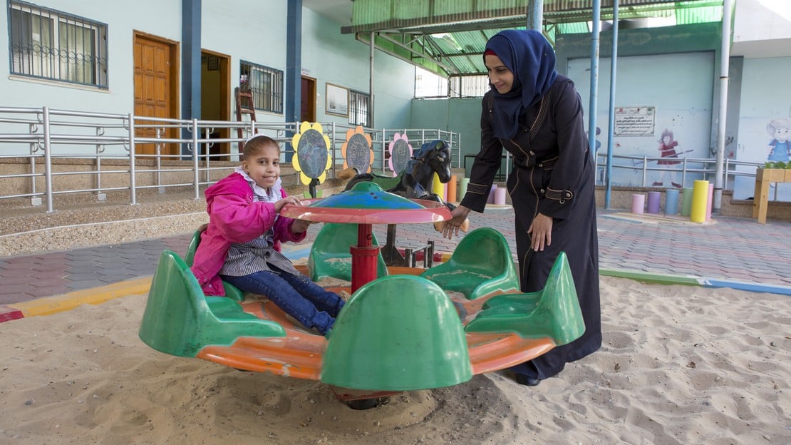 Shahed et sa mère Nermeen, ici à l’école, sont soutenues par Handicap International à Gaza; }}