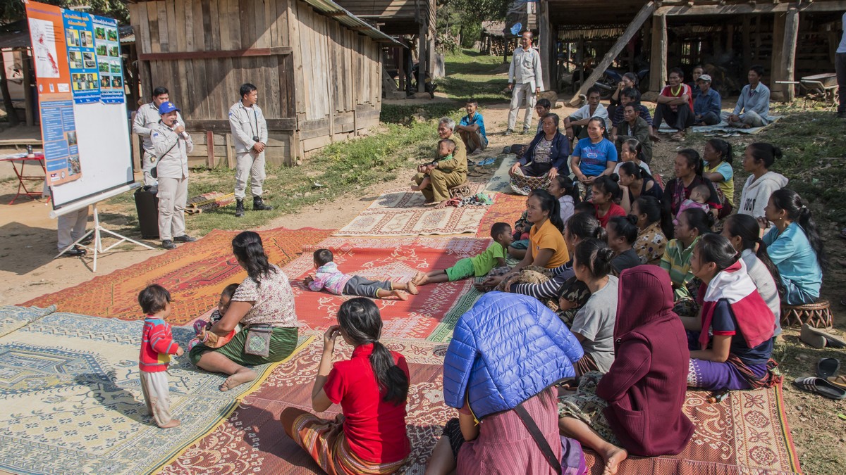 Au Laos, sensibilisation par Handicap International des villageois aux dangers des restes explosifs de guerre