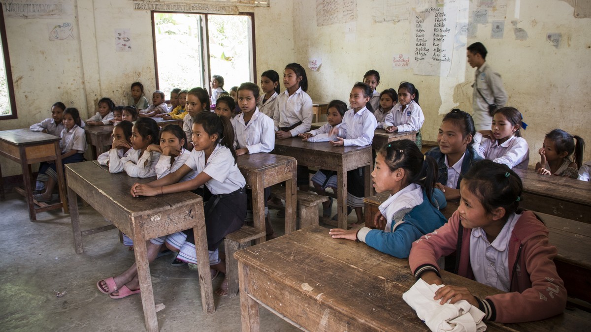 Au Laos, sensibilisation par Handicap International d'élèves dans une classe aux dangers des restes explosifs de guerre