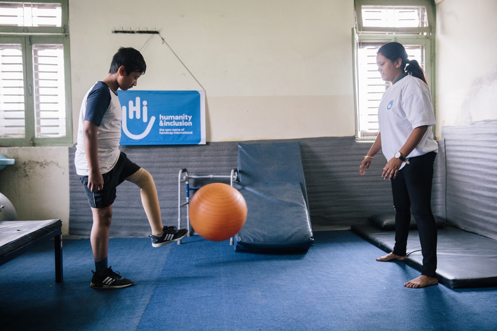 Aujourd'hui, Nishan est féru de badminton. Le jeune Népalais de 14 ans est suivi par Handicap International depuis sa première prothèse en 2012.