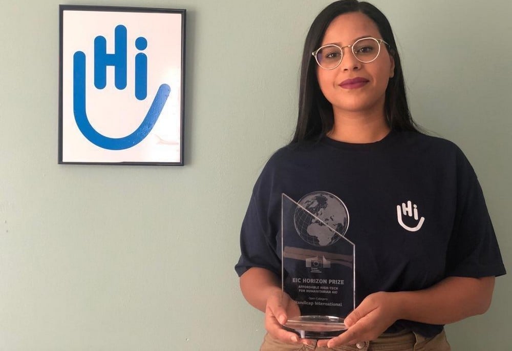 Projet Odyssey 2025 / drones utilisés dans le déminage. En photo, Kheira Djouhri, chef de projet Innovation au Tchad pour Handicap International