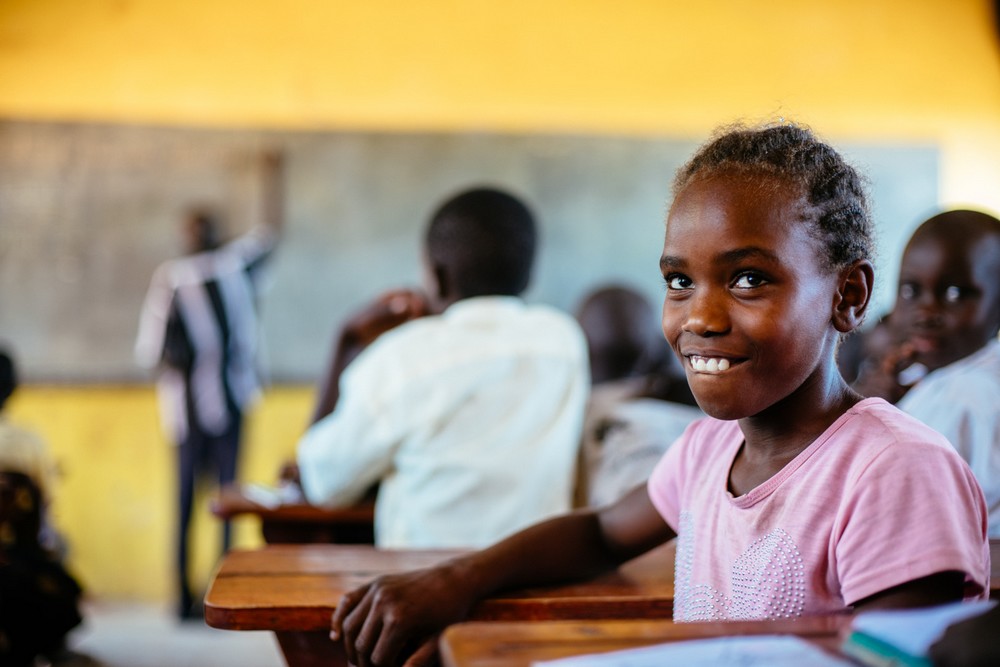 En Ouganda, la jeune Tabita, victime de la polio à 3 ans, bénéficie grâce à Handicap International de la technologie 3D pour la réalisation d'orthèses qui l'aideront à marcher.