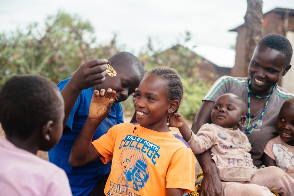 En Ouganda, la jeune Tabita, victime de la polio à 3 ans, bénéficie grâce à Handicap International de la technologie 3D pour la réalisation d'orthèses qui l'aideront à marcher.